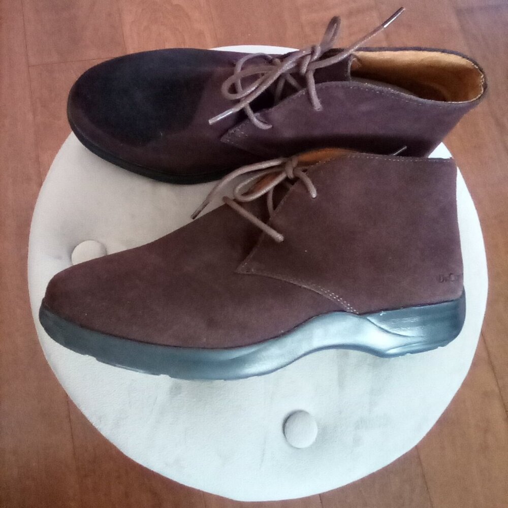 🎉Dr Comfort "Cara" Brown Suede ankle boots Size 8W🎉Lotion stain onRight🚫